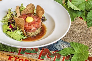 Ton balığı carpaccio gevrek croutons