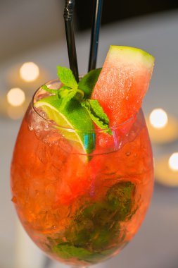 Kırmızı karpuz kokteyl