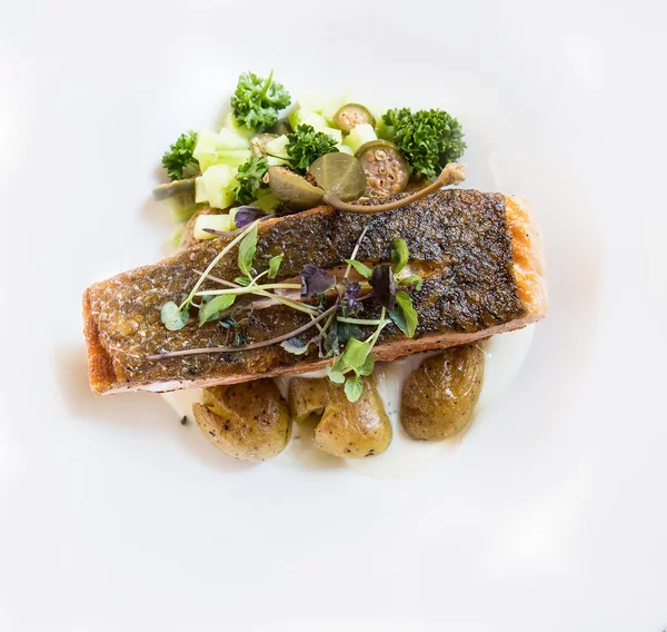 Жареный лосось с картошкой — стоковое фото