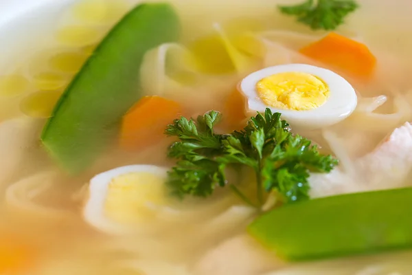 Sopa de frango com macarrão e ovo de codorna — Fotografia de Stock