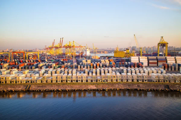 Fracht im Seehafen. Containerterminal — Stockfoto