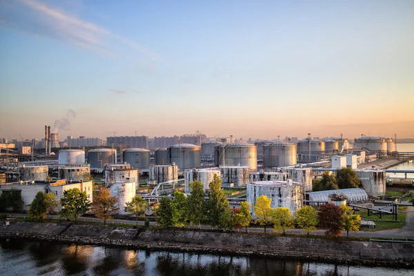 Treibstofftanks im Seehafen — Stockfoto