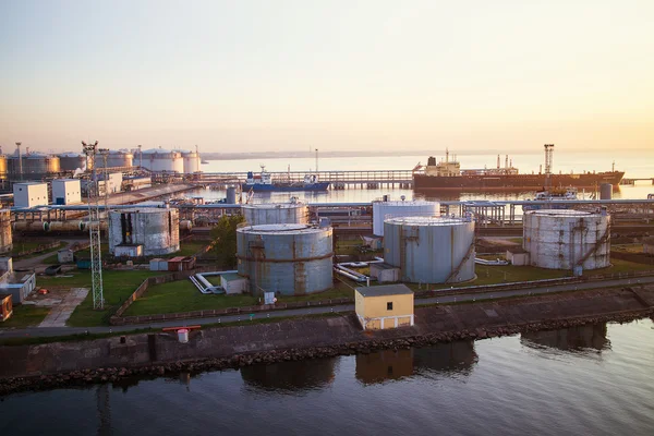 Bränsletankar i hamnen — Stockfoto