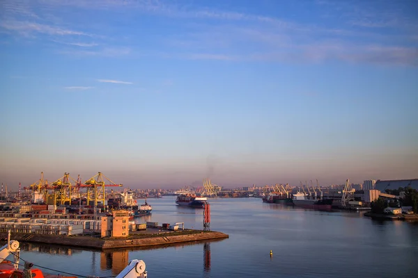 Um navio de carga no porto marítimo — Fotografia de Stock