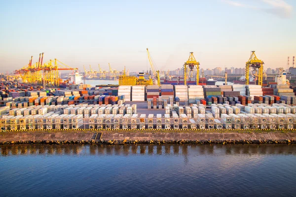 Fracht im Seehafen. Containerterminal. port sant-petersburg — Stockfoto