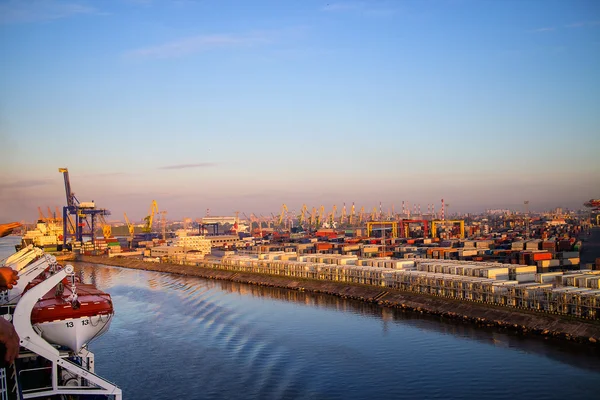 Fährt das Schiff am Frachtterminal vorbei. die Aussicht vom Deck — Stockfoto