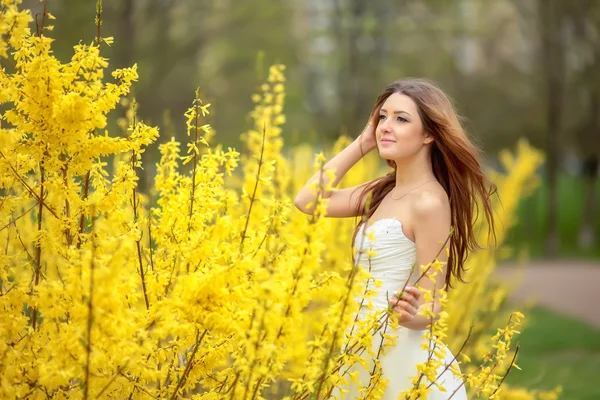 Young bride with yellow flowers. Looking into the distance — Stock Photo, Image