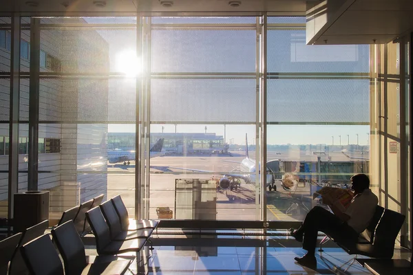 Pasajero en la sala de espera del aeropuerto —  Fotos de Stock