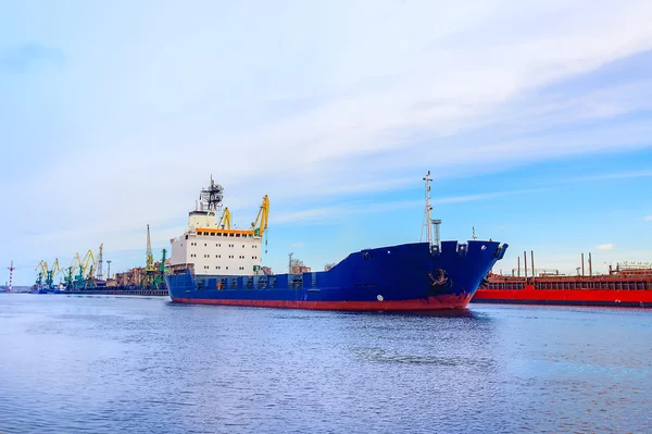 Porto merci. La nave è blu. Vista frontale . — Foto Stock