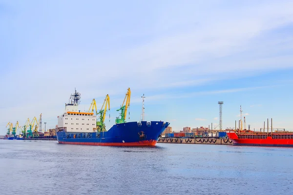 Il veicolo è blu sul carico nel porto di Cargo. Gru . — Foto Stock