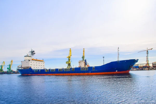 Cargo port. The cargo Ship blue color. Side view. — Stock Photo, Image