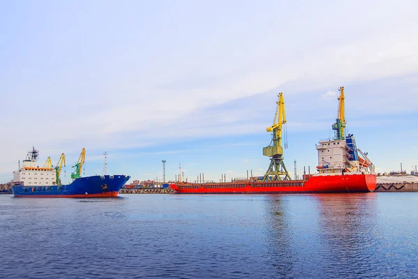 Porto merci. Le due navi. Collezione di navi rosse. La nave blu è — Foto Stock