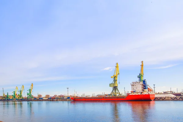 Das Fahrzeug ist rot auf der Ladefläche im Hafen. — Stockfoto