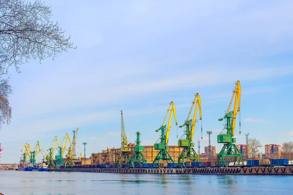 Verladekräne. Breite vom Flusskanal bis zum Frachthafen. — Stockfoto