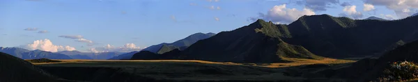 Pittoresca pianura montana sotto i raggi del sole serale. summe — Foto Stock