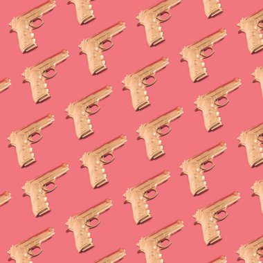 Pembe arka planda altın tabancalı desen