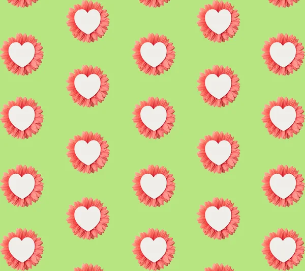 Patroon Van Wit Hart Mooie Roze Bloem Groene Achtergrond — Stockfoto