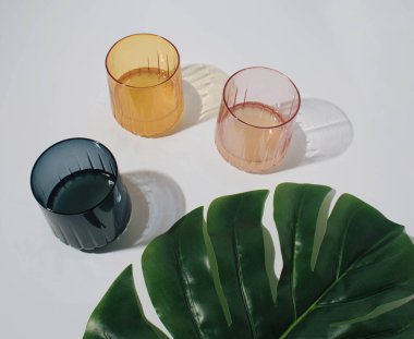 Renkli gölgeleri ve canavar yaprağı olan sarı, mavi ve turuncu kadırgalar. Düz yatıyordu.