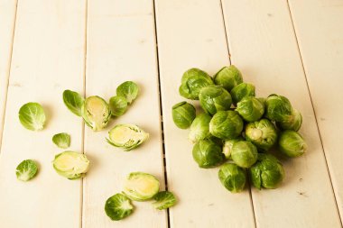  Beyaz ahşap bir masada taze çiğ Brüksel lahanası.                              