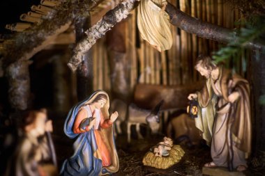 Kutsal Aile 'nin kırsal ahşap ahır ortamında doğduğu klasik bir doğum sahnesi. Kutsal ailenin bebek İsa 'ya baktığı antika ahşap bir Noel Doğumu seti. İsa Mesih 'in ahırda doğduğu sahne..