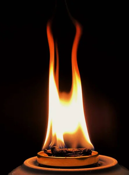 Menari Lilin Indah Api Pada Latar Belakang Hitam — Stok Foto