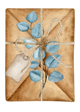 Üzerinde okaliptüs filizi ve boş etiket olan el yapımı bir zarf. Suluboya el retro tarzı bir hediye. Boho harf illüstrasyonu.
