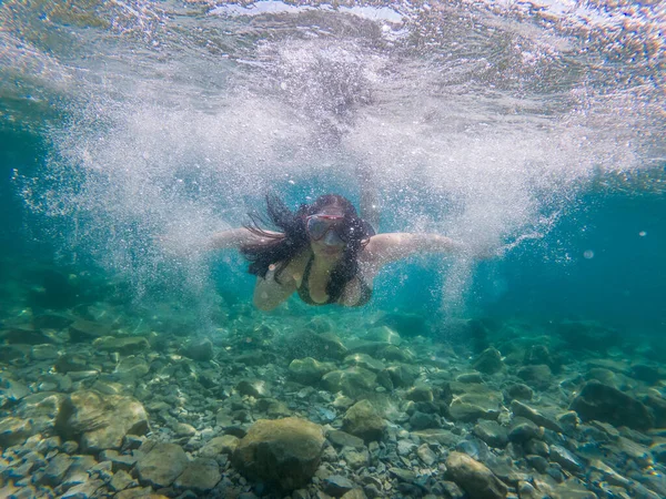 Dziewczyna Maską Nurkową Pod Wodą Morzu — Zdjęcie stockowe