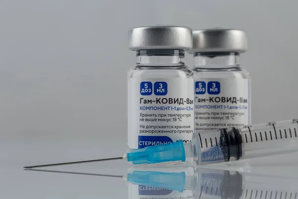 MOSCOW, RUSSIA - 22 Ocak 2021: Coronavirus aşısı Sputnik V (yerel adı GamcovidVac) Rusya 'da üretildi ve sevkiyata hazır.