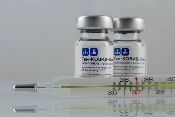 MOSCOW, RUSSIA - 22 Ocak 2021: Coronavirus aşısı Sputnik V (yerel adı GamcovidVac) Rusya 'da üretildi ve sevkiyata hazır.