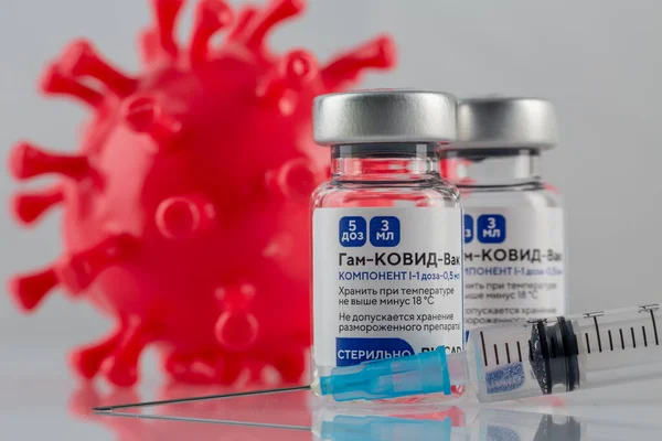 MOSCOW, RUSSIA - 22 Ocak 2021: Coronavirus aşısı Sputnik V (yerel adı GamcovidVac) Rusya 'da üretildi ve sevkiyata hazır.
