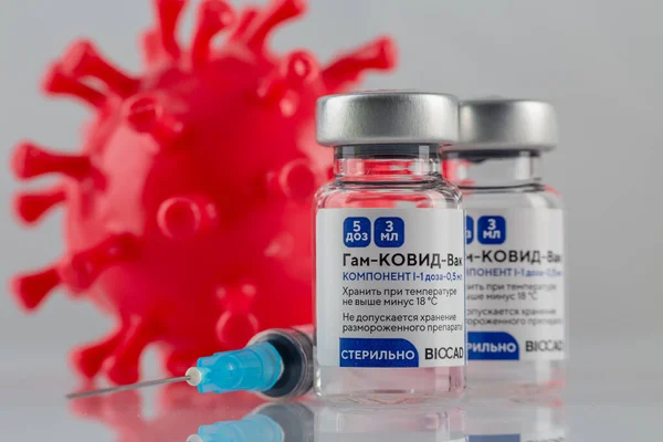 MOSCOW, RUSSIA - 22 Ocak 2021: Coronavirus aşısı Sputnik V (yerel adı GamcovidVac) Rusya 'da üretildi ve sevkiyata hazır.
