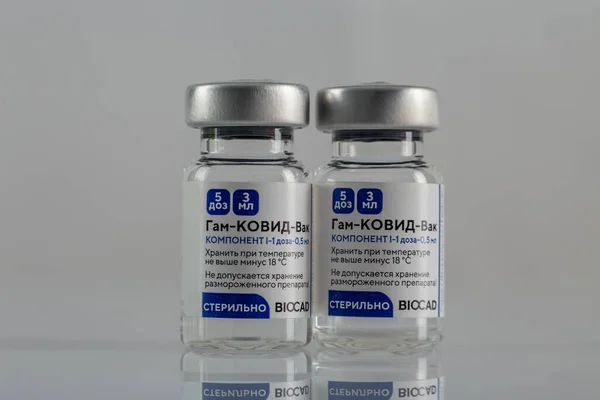 MOSCOW, RUSSIA - 22 Ocak 2021: Coronavirus aşısı Sputnik V (yerel adı GamcovidVac) Rusya 'da üretildi ve sevkiyata hazır. V,  . 