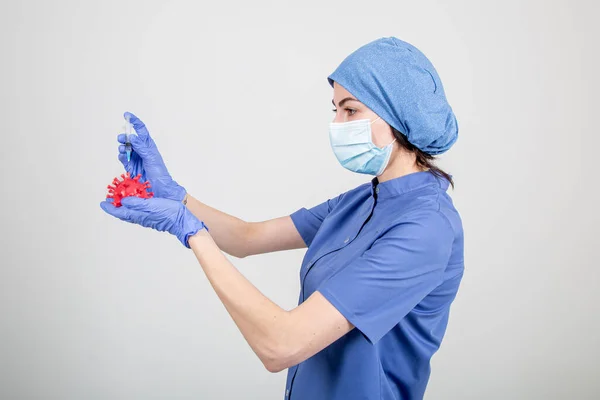 Şırıngalı hemşire ya da doktor Coronavirus oyuncağına iğne yapıyor. 