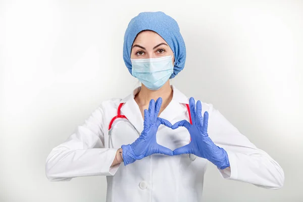 Steteskoplu hemşire ya da doktor elleriyle kalbi sembolize ediyor. 