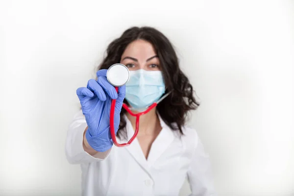 Steteskoplu hemşire ya da doktor.