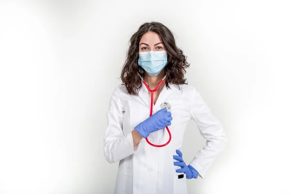 Steteskoplu hemşire ya da doktor kendini muayene ediyor.