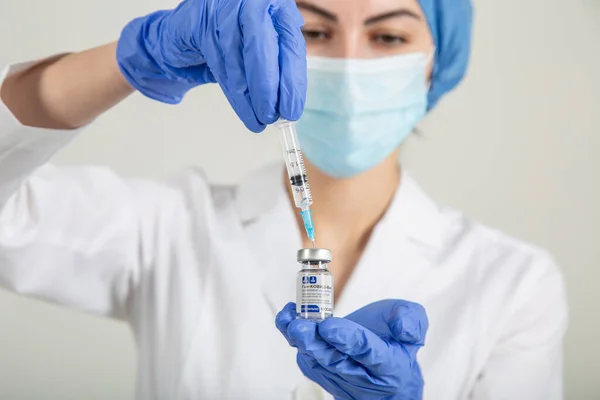 Enfermera Médico Uniforme Médico Con Vacuna Rusa Contra Coronavirus Sputnik — Foto de Stock