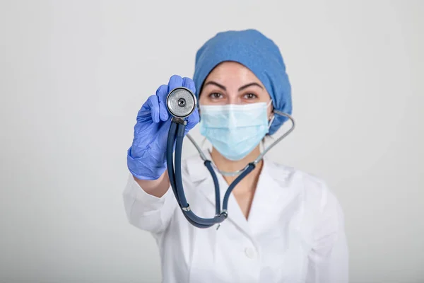 Steteskoplu hemşire ya da doktor.