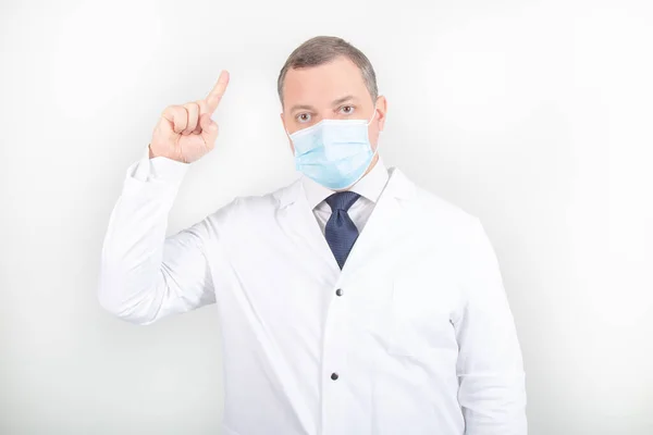 Beyaz cüppeli ve maskeli doktor. Steteskoplu ve farklı jestli. 