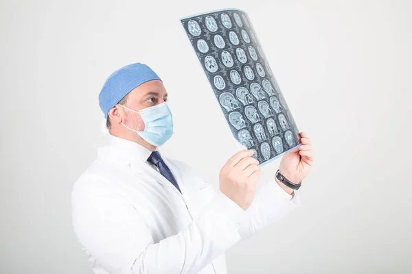 Beyaz cüppeli ve maskeli doktor MRI beyin taraması yaptırdı.