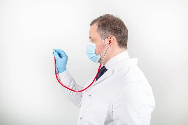 Beyaz cüppeli ve maskeli doktor. Steteskoplu ve farklı jestli. 