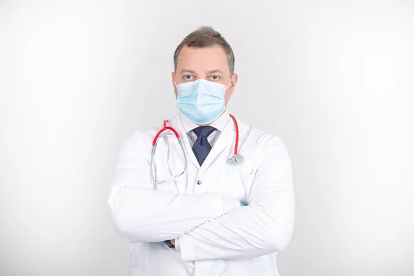 Beyaz cüppeli ve maskeli doktor. Steteskoplu ve farklı jestli. 