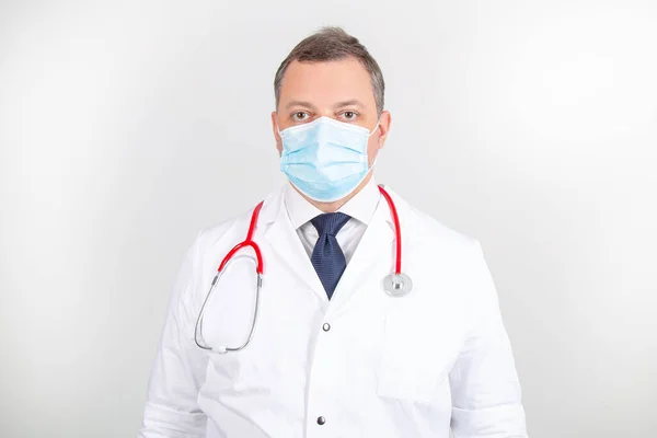 Beyaz cüppeli, maskeli, steteskoplu, farklı jestleri olan bir doktor.