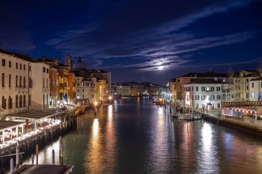 VENICE, İTALYA - 2012 HAZİRAN: Gün batımında Büyük Kanal manzarası