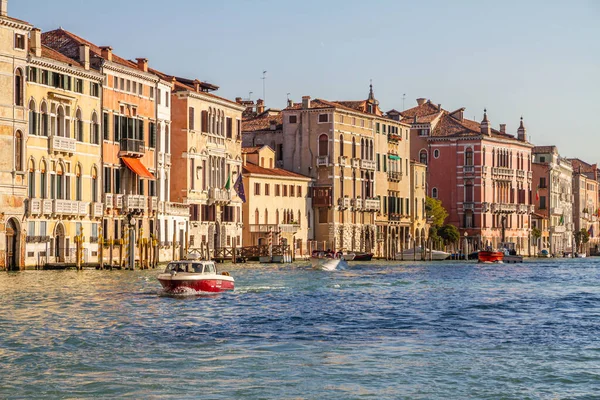 VENICE, İTALYA - 2012 HAZİRAN: Gün batımında Büyük Kanal manzarası