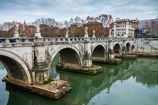 Roma 'da antik köprü, İtalya' da akşam vakti