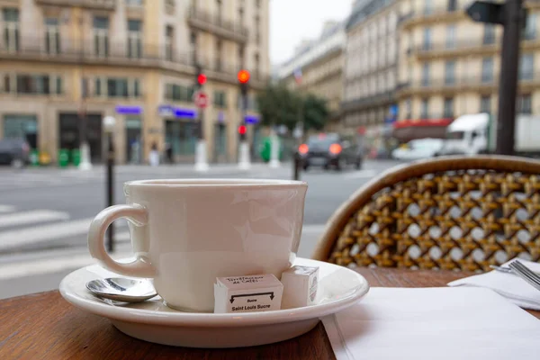 Paris 'teki sokak kafesinde bir fincan sabah kahvesi. 
