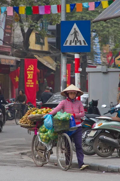 HANOI, VİETNAM - 2011 HAZİRAN: İnsanlar sabahın erken saatlerinde Hanoi sokaklarında çalışmak için can atıyorlar