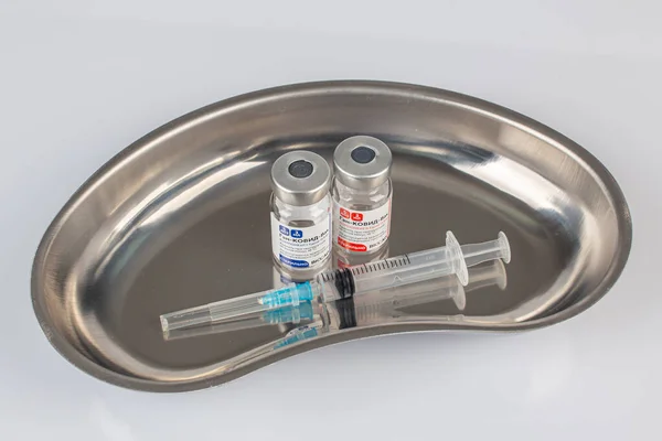 MOSCOW, RUSSIA - 12 Nisan 2021: Rusya 'da üretilen ve klinik denemeleri geçen Coronavirus aşısı Sputnik V (yerel adı GamcovidVac) ilaç piyasasında rekabet yaratıyor. 
