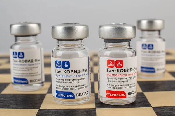 MOSCOW, RUSSIA - APRIL 12, 2021: Coronavirus aşısı Sputnik V (yerel adı GamCovidVac) Rusya 'da üretildi ve klinik denemeleri geçti. Satranç tahtasına yerleştirilmiş.